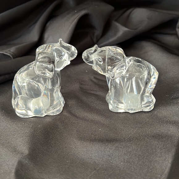 Crystal elephant, salt, and pepper set. - Picture 4 of 5